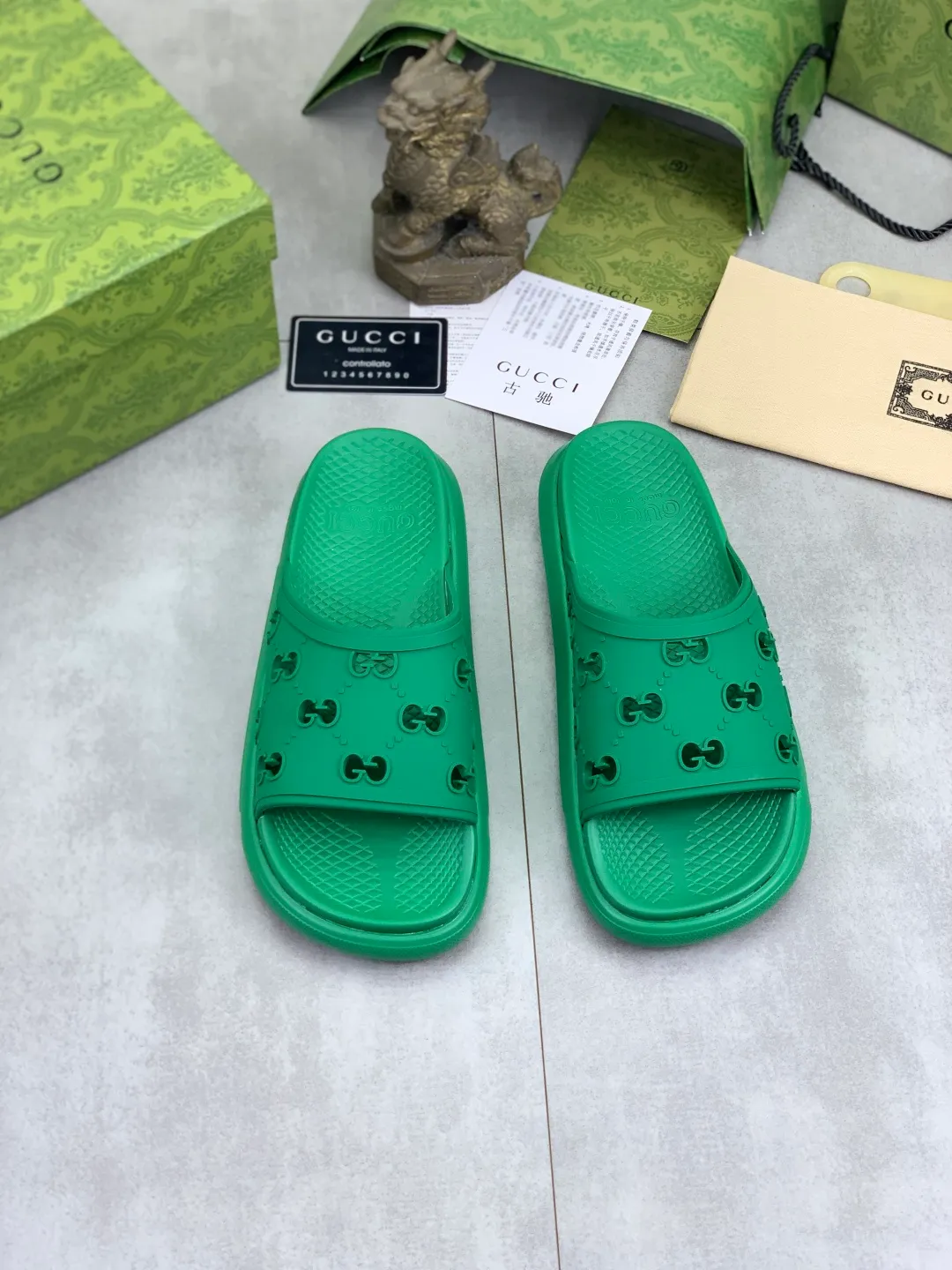Men's Men's Shoes 💰P300💰[New Style] High Version 🎁🎁🎁 GUCCI New Year of the Snake casual slippers, original official website, perfect workmanship, transmitting a kind of noble luxury, sublimating its definition of luxury in Gucci's high-end extraordinary craftsmanship. Original Gucci double G combination outsole, code number: 35-46, complete package